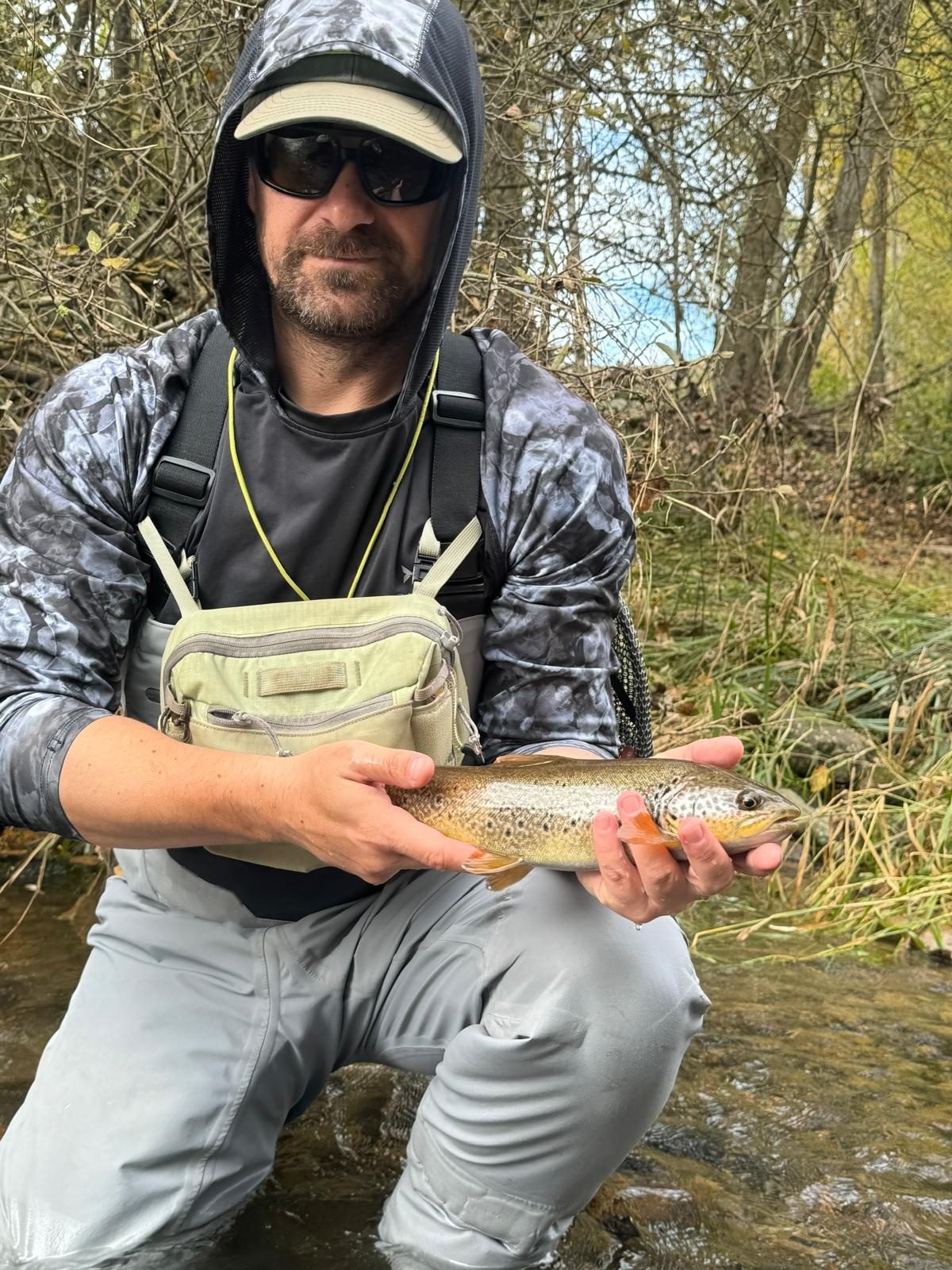 Arturo Tabuyo con una trucha común en el río